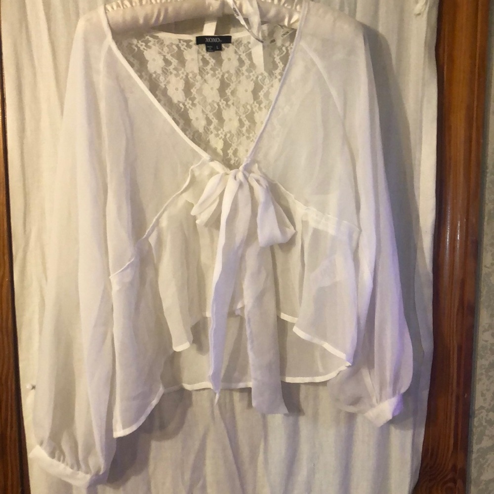 Beautiful blouse. Ties in the front, lace in back. V-neck